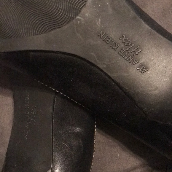 Black, pointed toes Anne Klein pumps - Picture 3 of 3